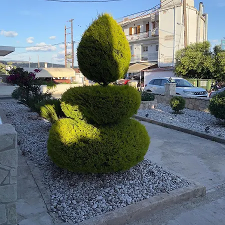 Thetis Iii, The House Διαμέρισμα